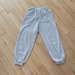 Garage boyfriend joggers size xxs made big. Colour is a cream and grey.